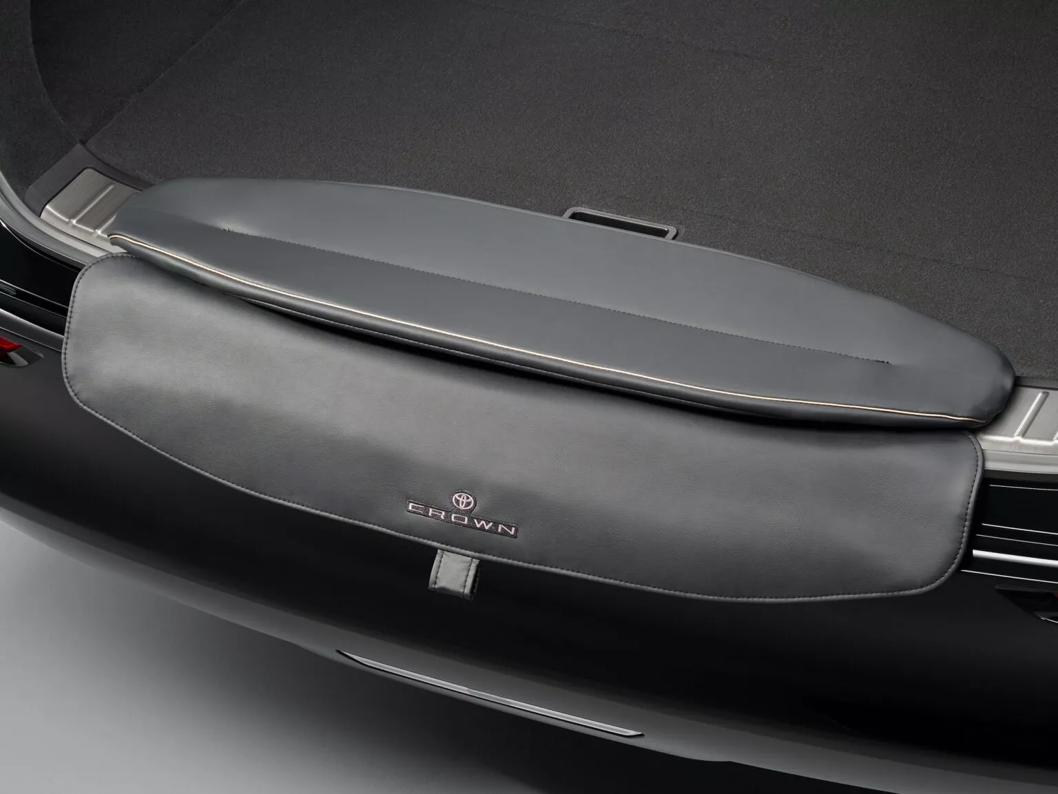 Available Toyota Crown Estate table and chair