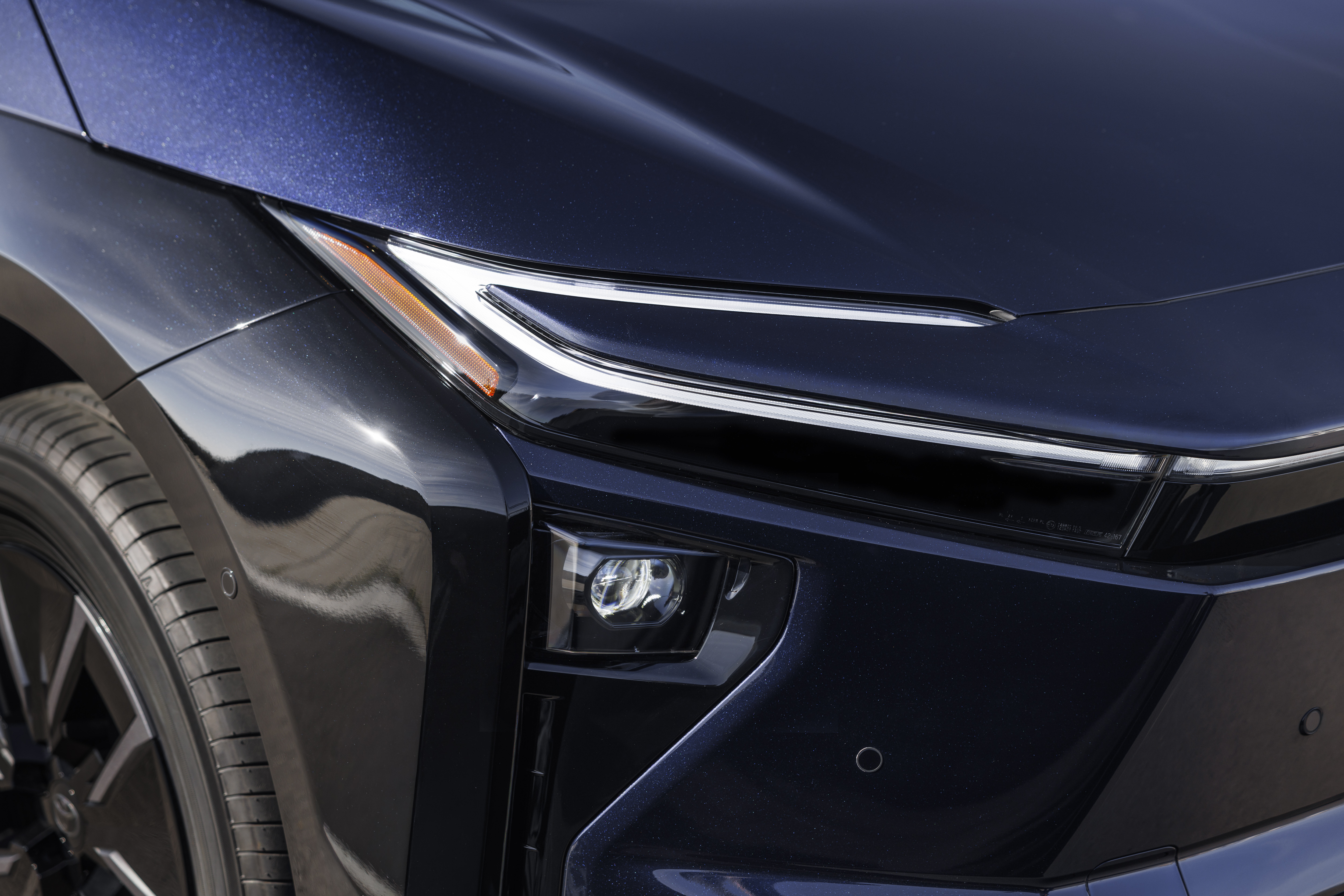 2026 Toyota bZ4X, вид сзади на глубоком синем металлике