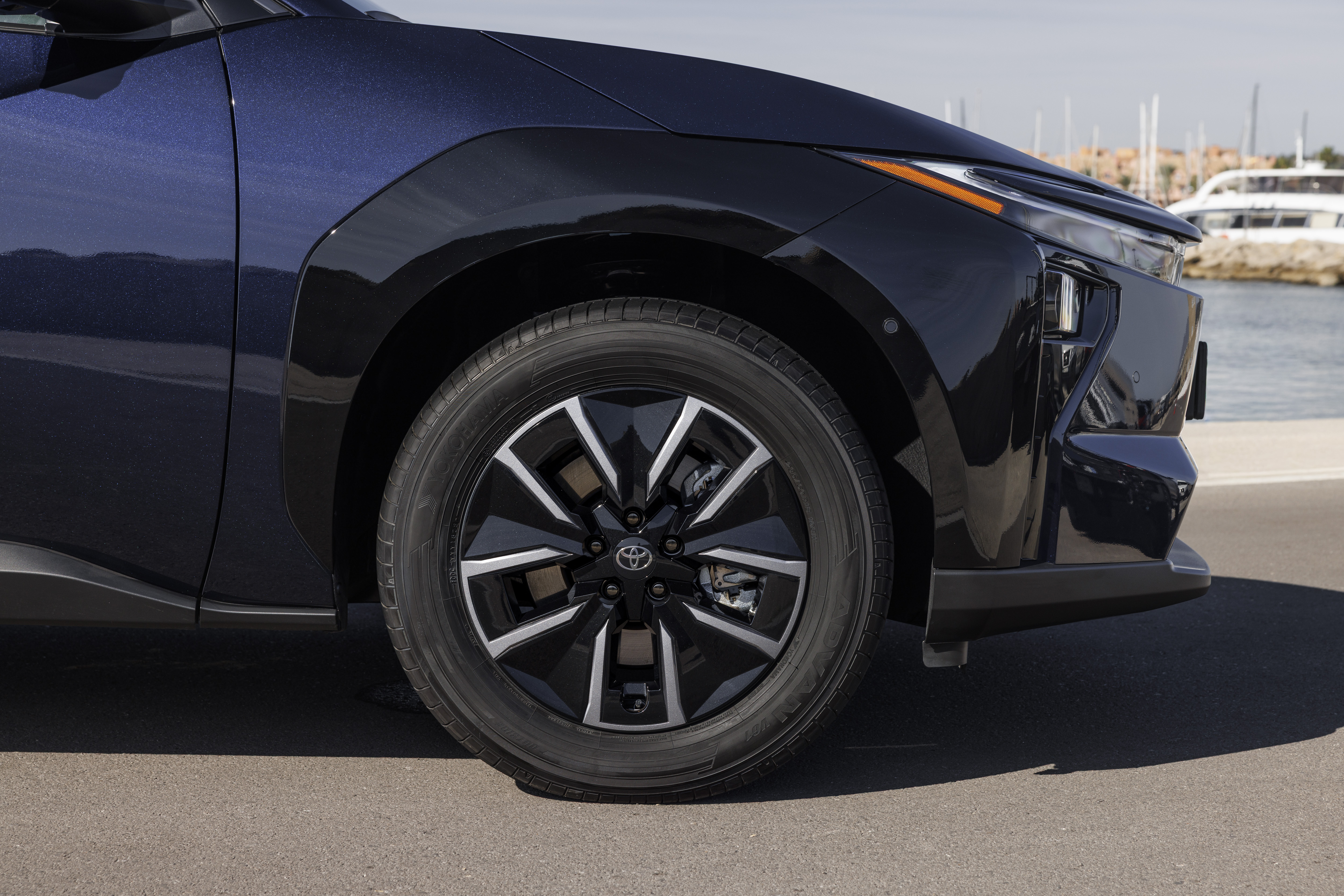 2026 Toyota bZ4X, вид с передней доли на глубоком синем металлике