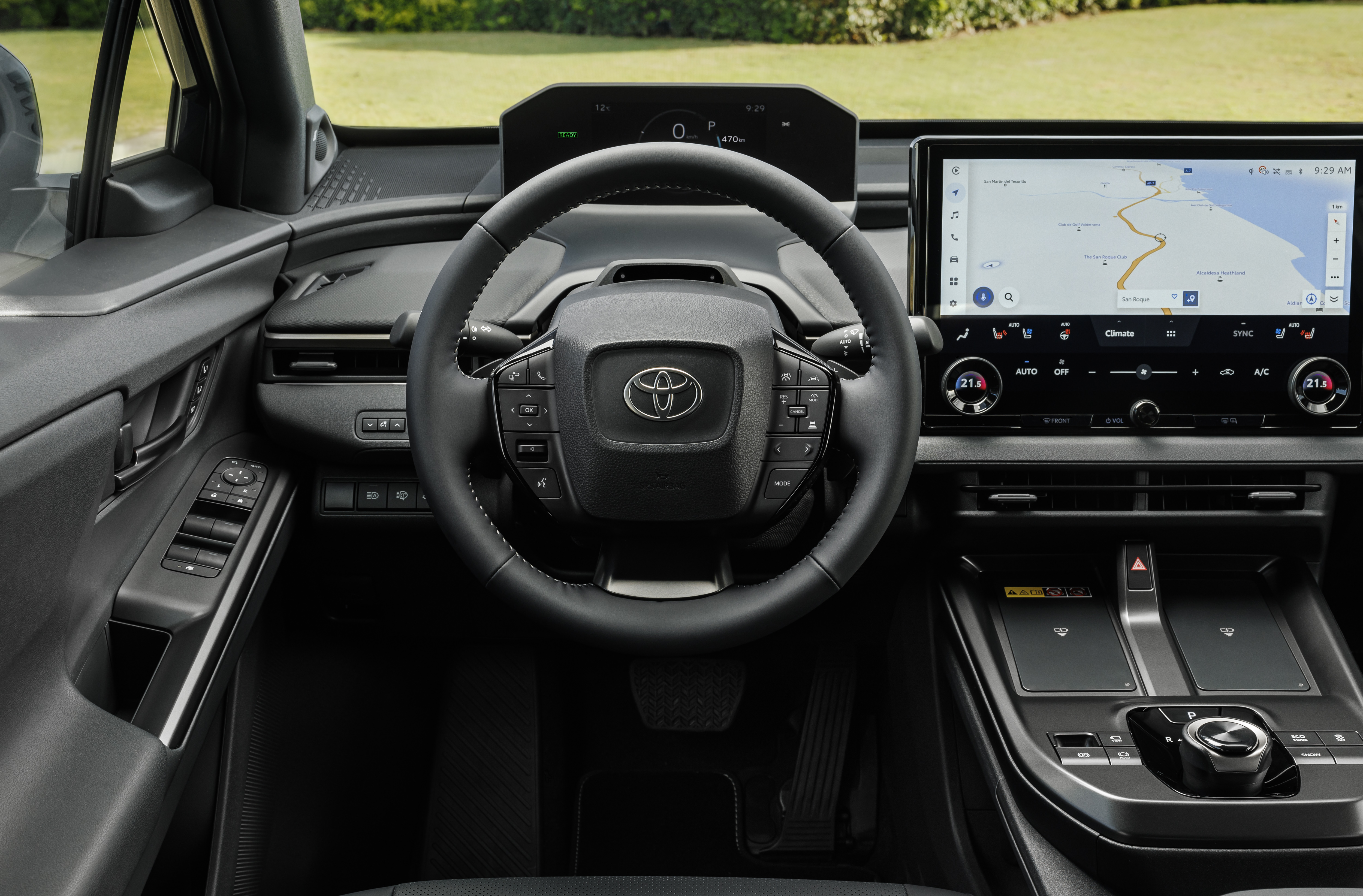 Интерьер 2026 Toyota bZ4X с современной приборной панелью