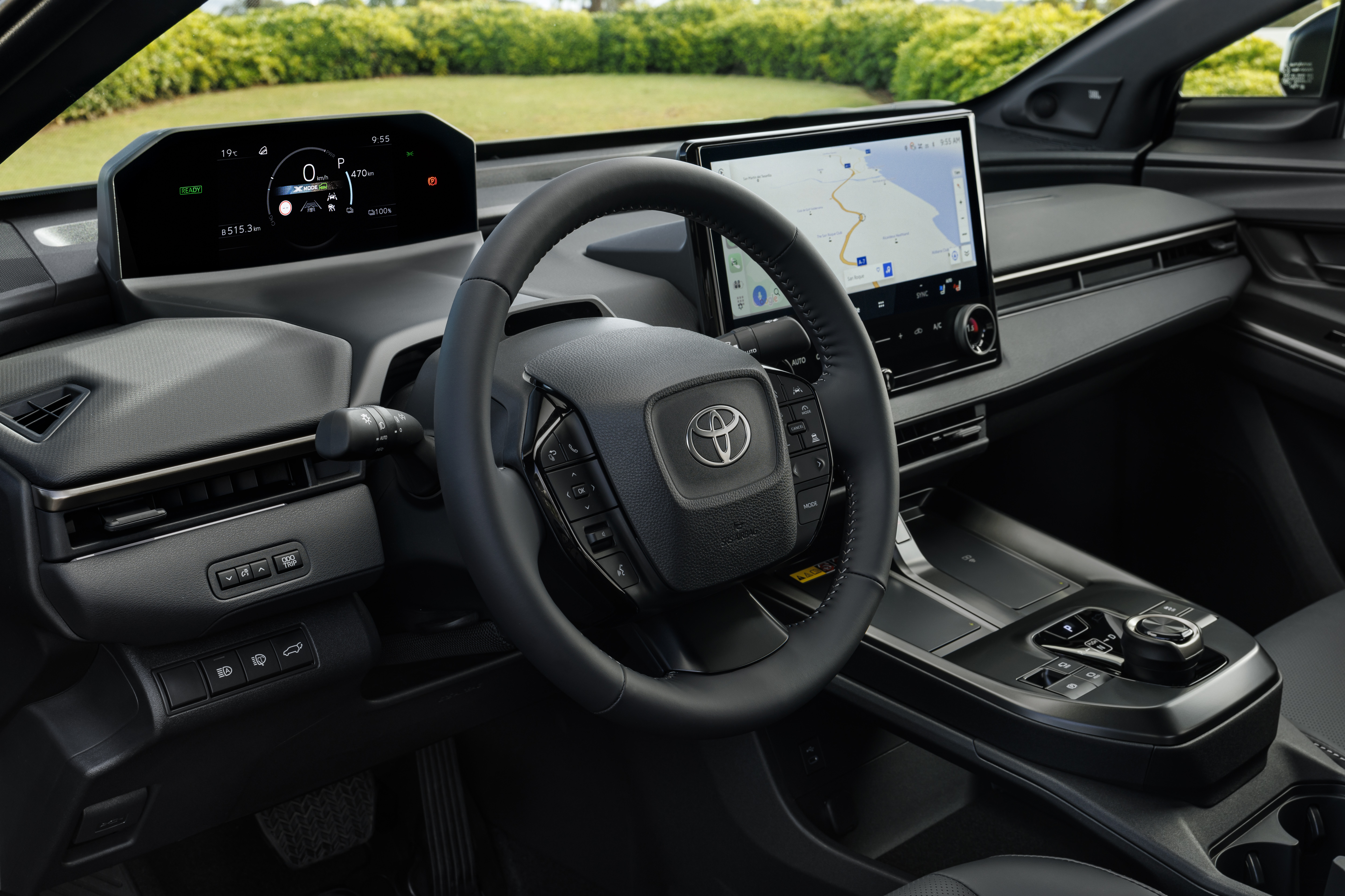 Салон 2026 Toyota bZ4X с передними сиденьями и современной мультимедийной системой