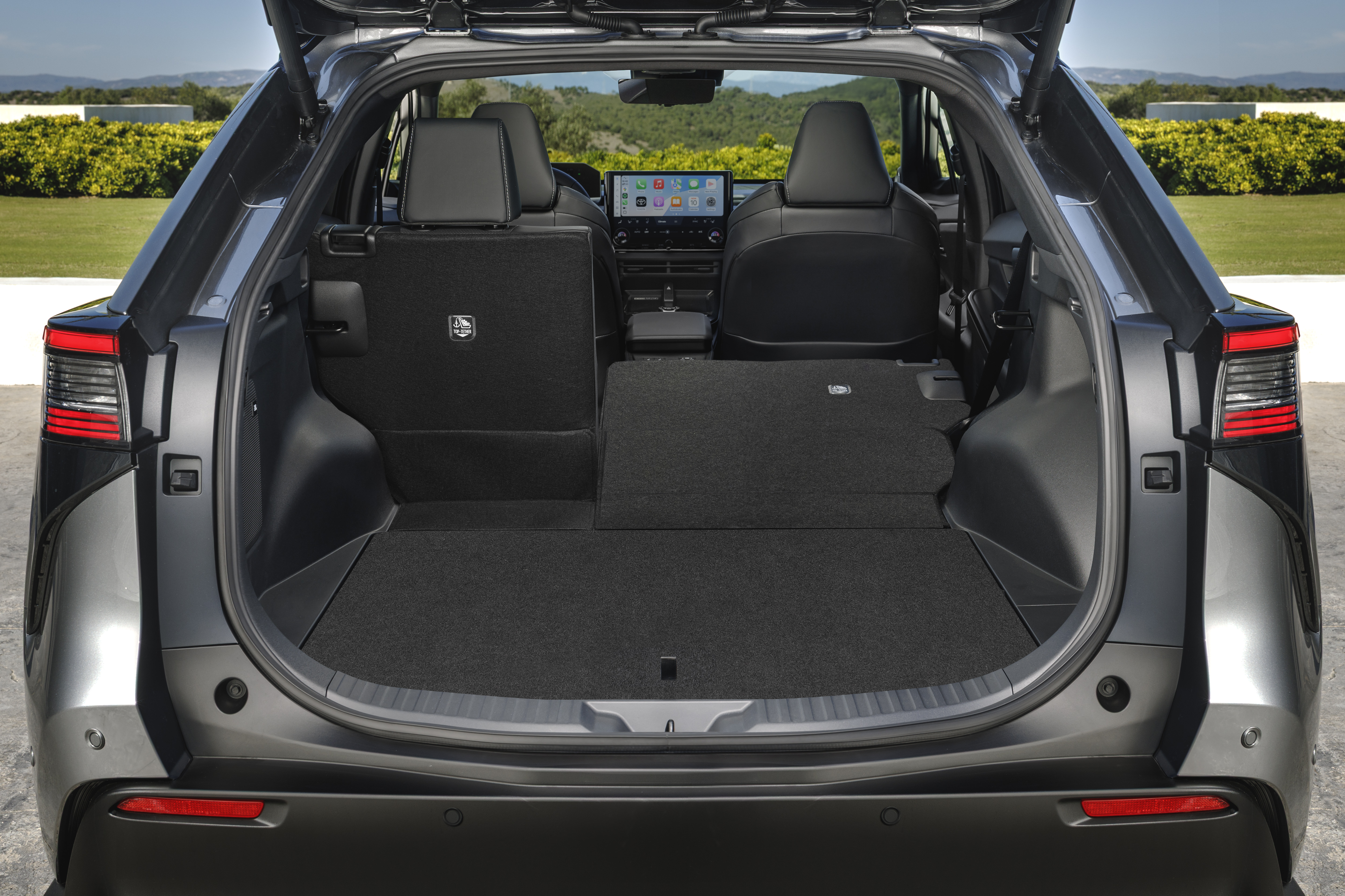 Салон 2026 Toyota bZ4X с передним сиденьем и панорамной крышей