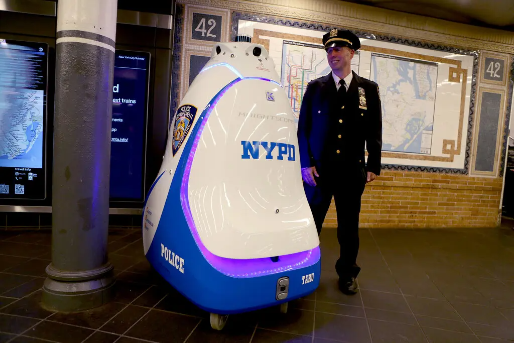 I New York vil en robotpolitimann patruljere undergrunnsstasjonen Times Square.-2