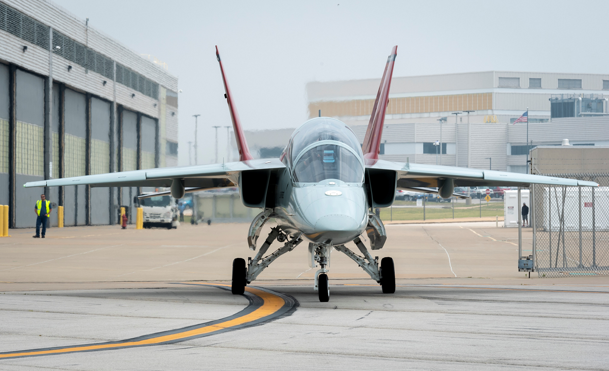 De Amerikaanse luchtmacht heeft vijf jaar na het contract met Boeing haar eerste T-7A Red Hawk vliegtuig ontvangen.