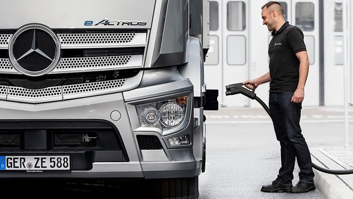 Connecting the charger to a Mercedes eActros truck