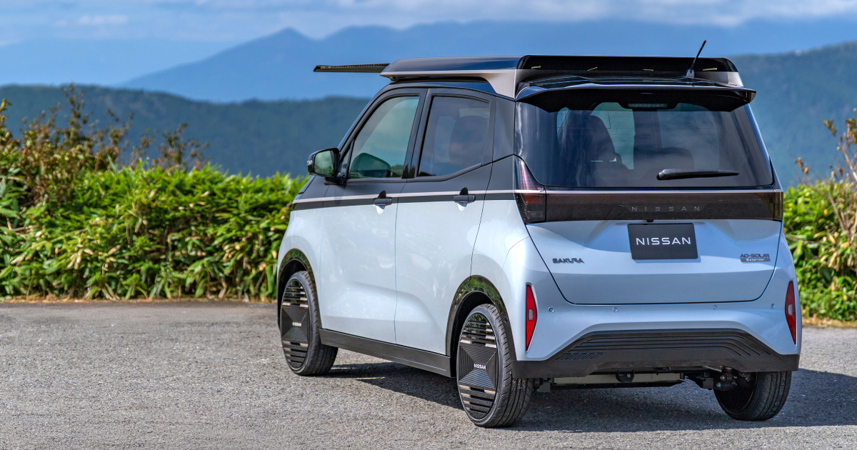 Extended solar panel on Nissan Sakura