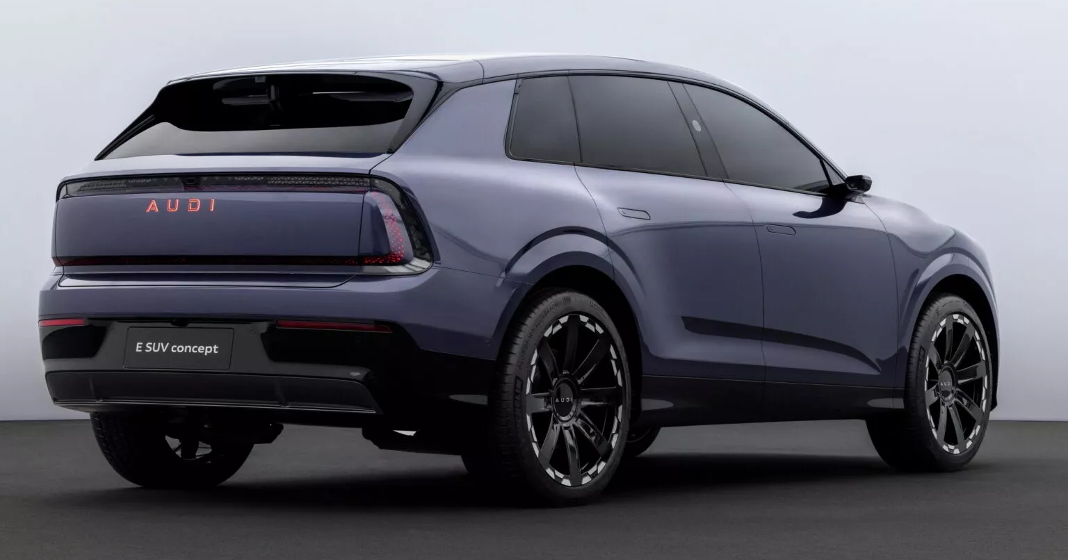 Фронтальний вид AUDI E SUV Concept