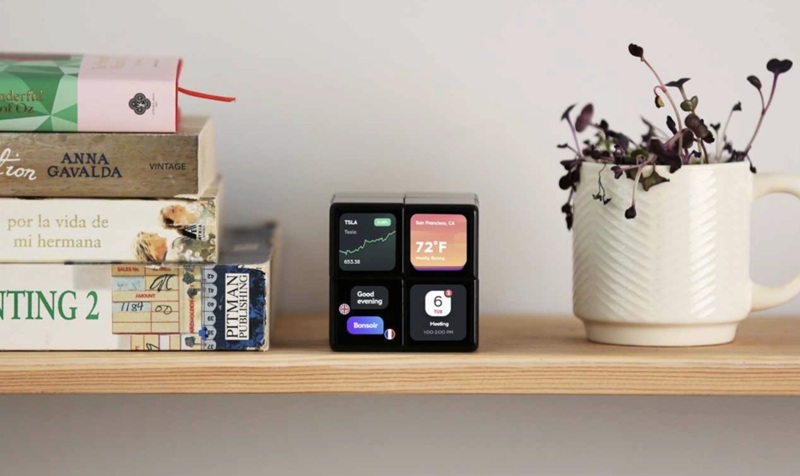 WOWCube displays useful widgets