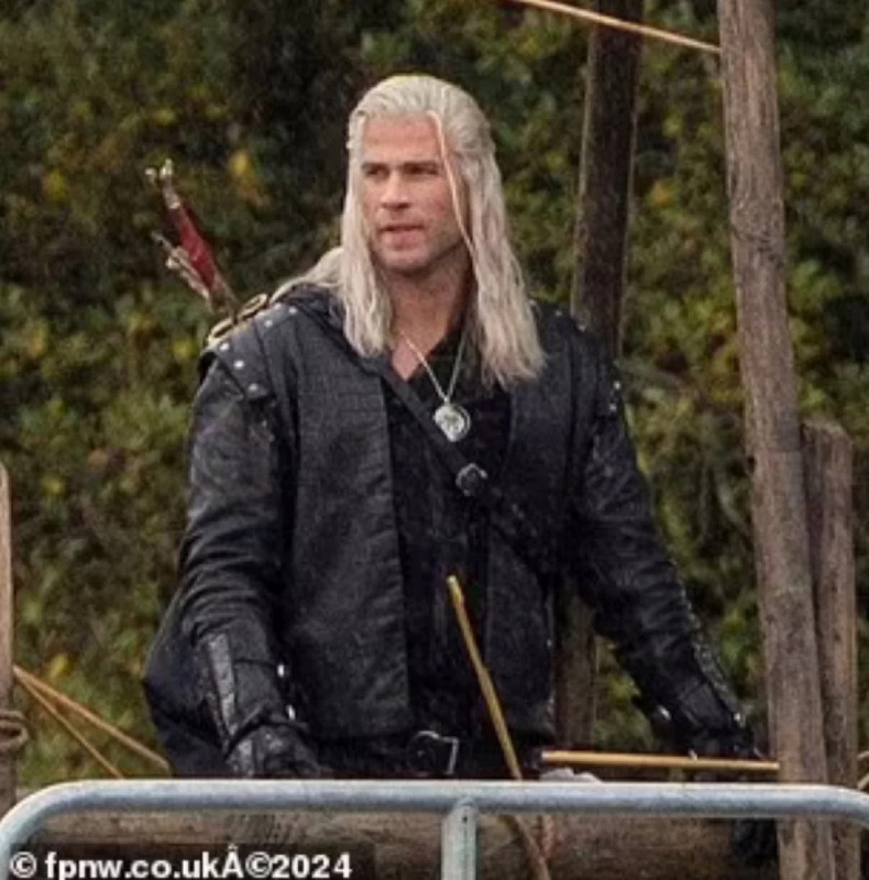 La star di Matrix nei panni di un vampiro: pubblicate le prime immagini delle riprese della quarta stagione di The Witcher con Liam Hemsworth e Laurence Fishburne-4