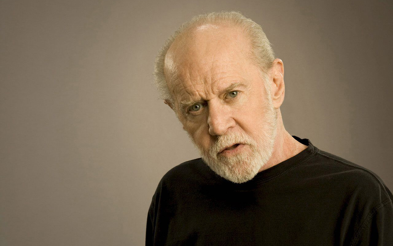 De familieleden van George Carlin klagen de auteurs aan van de stand-up uitvoering van "I'm Glad I'm Dead", die werd gegenereerd door kunstmatige intelligentie