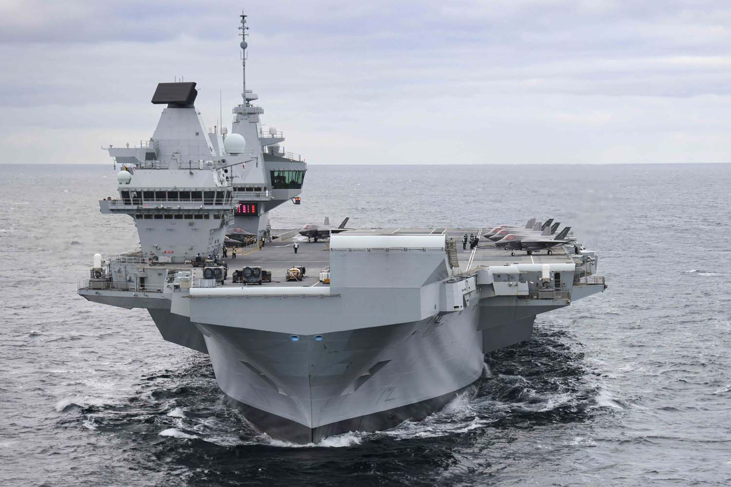 El portaaviones británico HMS Queen Elizabeth, que transporta cazas de quinta generación F-35B Lightning II, se ha transferido al mando de la OTAN por primera vez en la historia-2