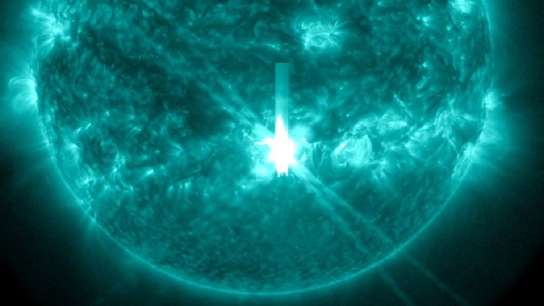 Meteorologen - macht euch bereit! Auf der Sonne hat sich eine starke Eruption ereignet, die auf der Erde einen großflächigen geomagnetischen Sturm verursachen wird