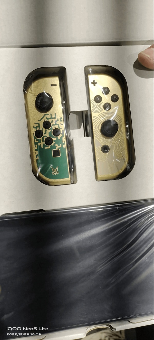 Sono trapelate online le foto di un Nintendo Switch OLED in edizione limitata nello stile di The Legend of Zelda: Tears of the Kingdom-5