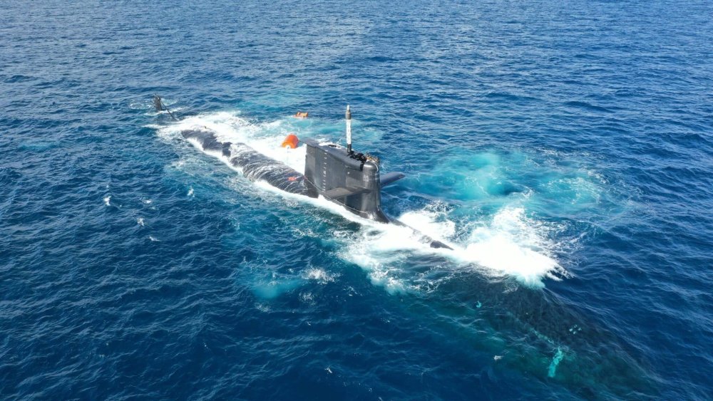 The new Spanish submarine Isaac Peral has dived to a maximum depth of 460 metres for the first time