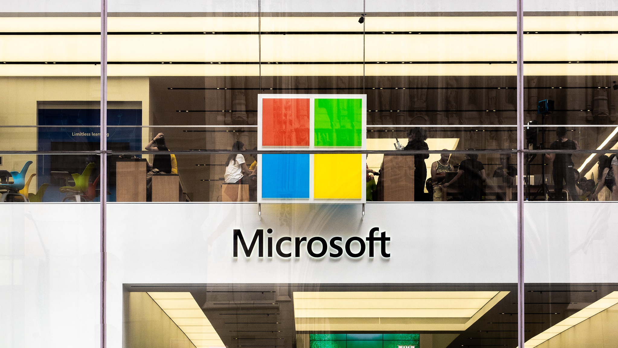 De Europese Commissie neemt de samenwerking tussen Microsoft en de Franse startup Mistral AI onder de loep.