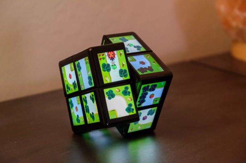 Rubik's WOWCube gadget with displays