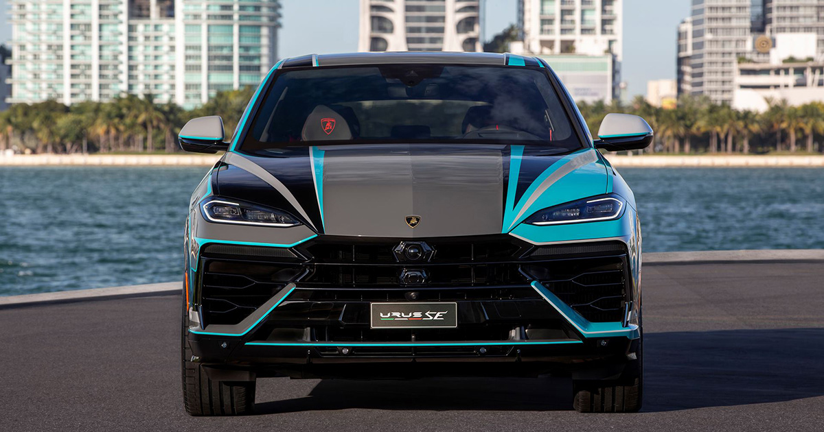 Lamborghini Urus SE exterior with Blu Glauco accents