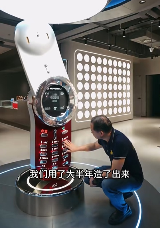 Унікальний двометровий мобільний телефон Motorola V70