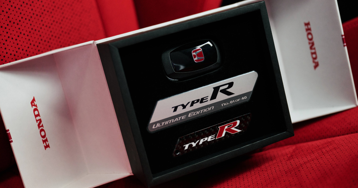 Проектор з логотипом Type R на передніх дверях Honda Civic Type R Ultimate Edition