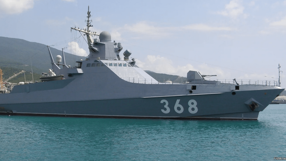 Der ukrainische Geheimdienst hat offiziell einen Drohnenangriff auf Russlands neuestes Schiff, die Sergei Kotov, bestätigt, die in Auftrag gegeben wurde und Kh-35- und Kalibr-Raketen tragen kann