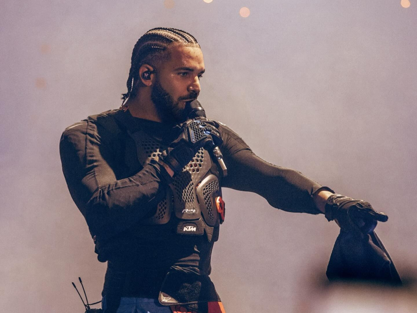 Drake a retiré un morceau dissident contenant la voix AI de Tupac après des menaces de poursuites judiciaires.