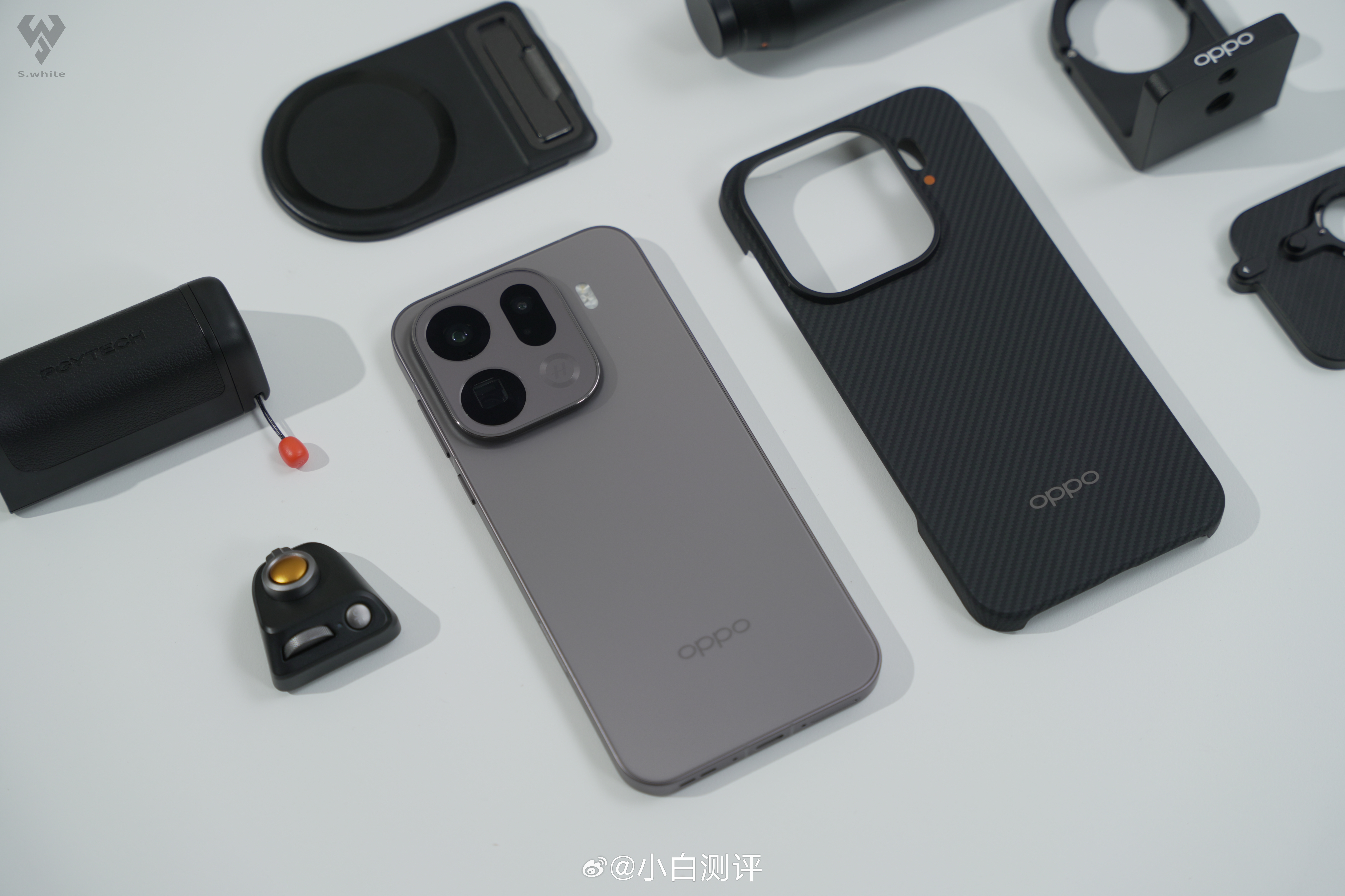 Full setup of Oppo Find X9 Pro with accessories