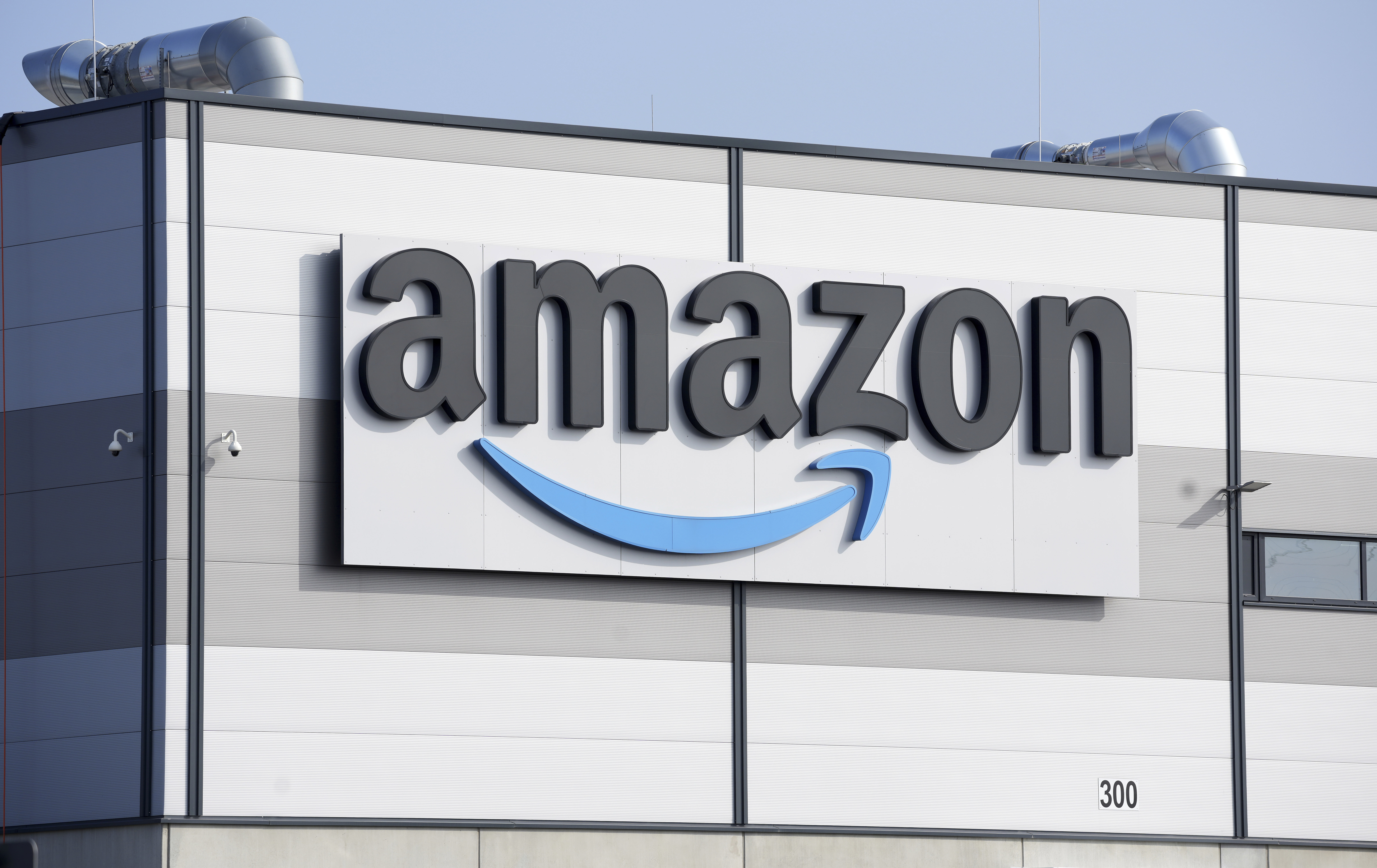 Amazon heeft AI-gestuurde robots in magazijnen geïntroduceerd die het verwerken van bestellingen met 25 procent versnellen