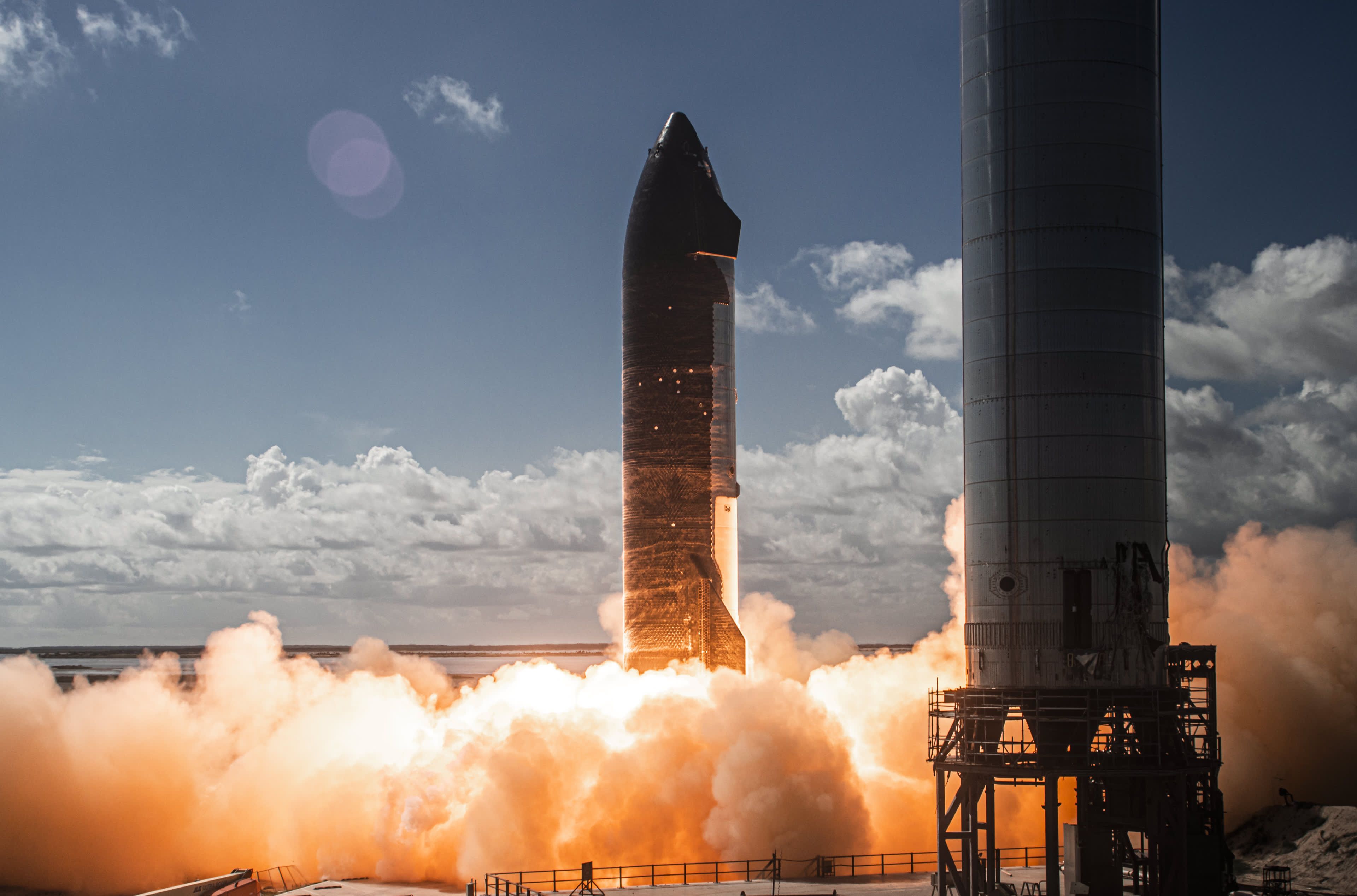 SpaceX завершила статичні вогневі випробування ракетного прискорювача Super Heavy з рекордною кількістю двигунів Raptor