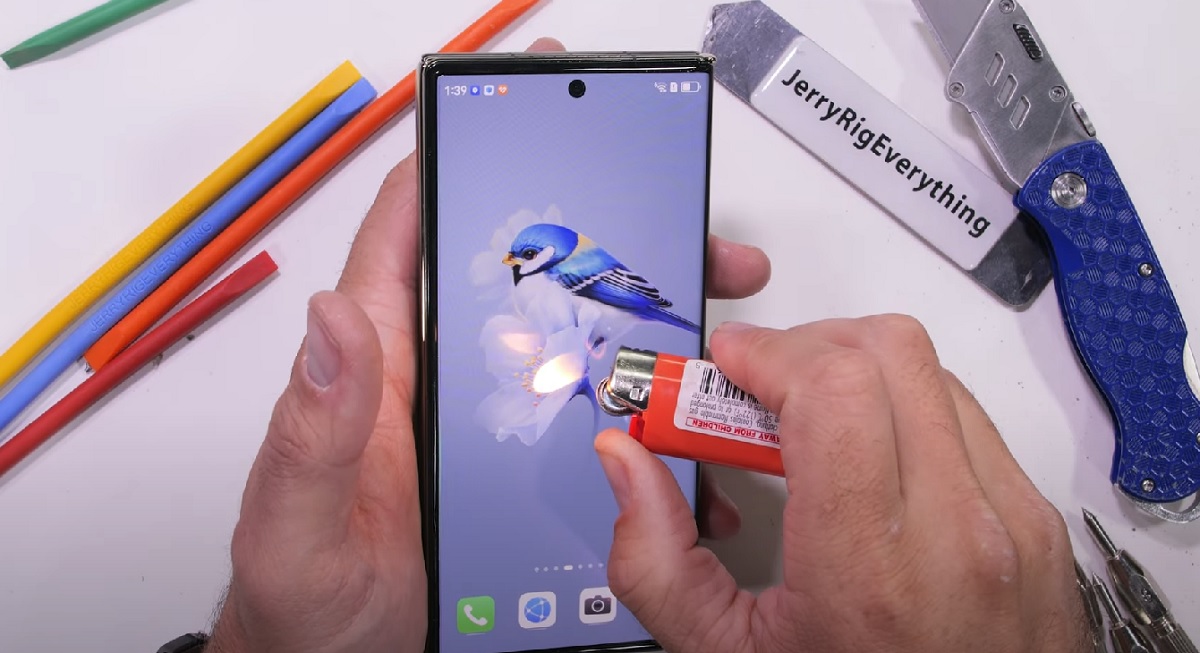 Resiste fino alla fine e muore da eroe: un blogger mette alla prova lo smartphone pieghevole Huawei Mate XT con sabbia, bisturi e fuoco (video)