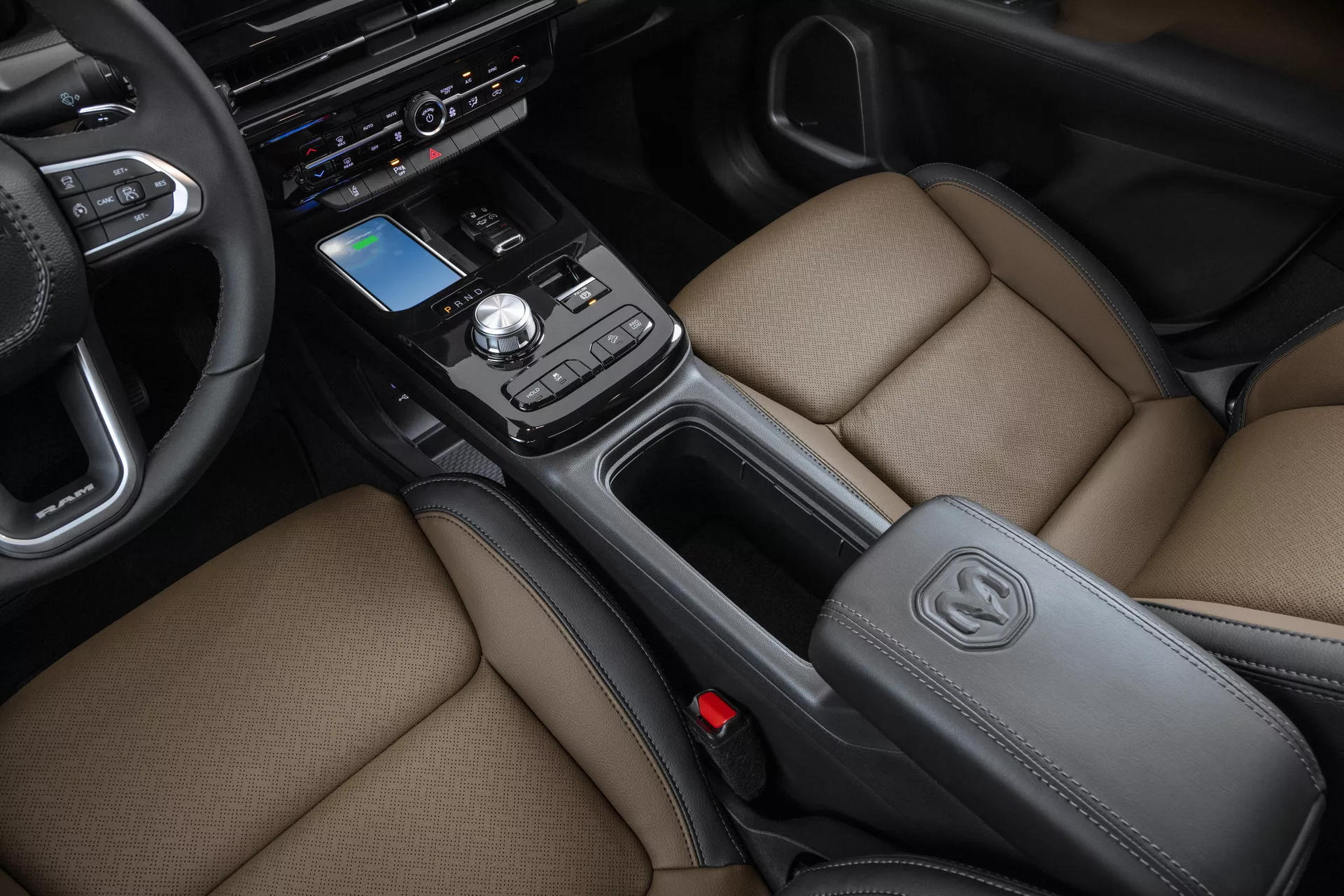 Красный Ram Rampage на поле