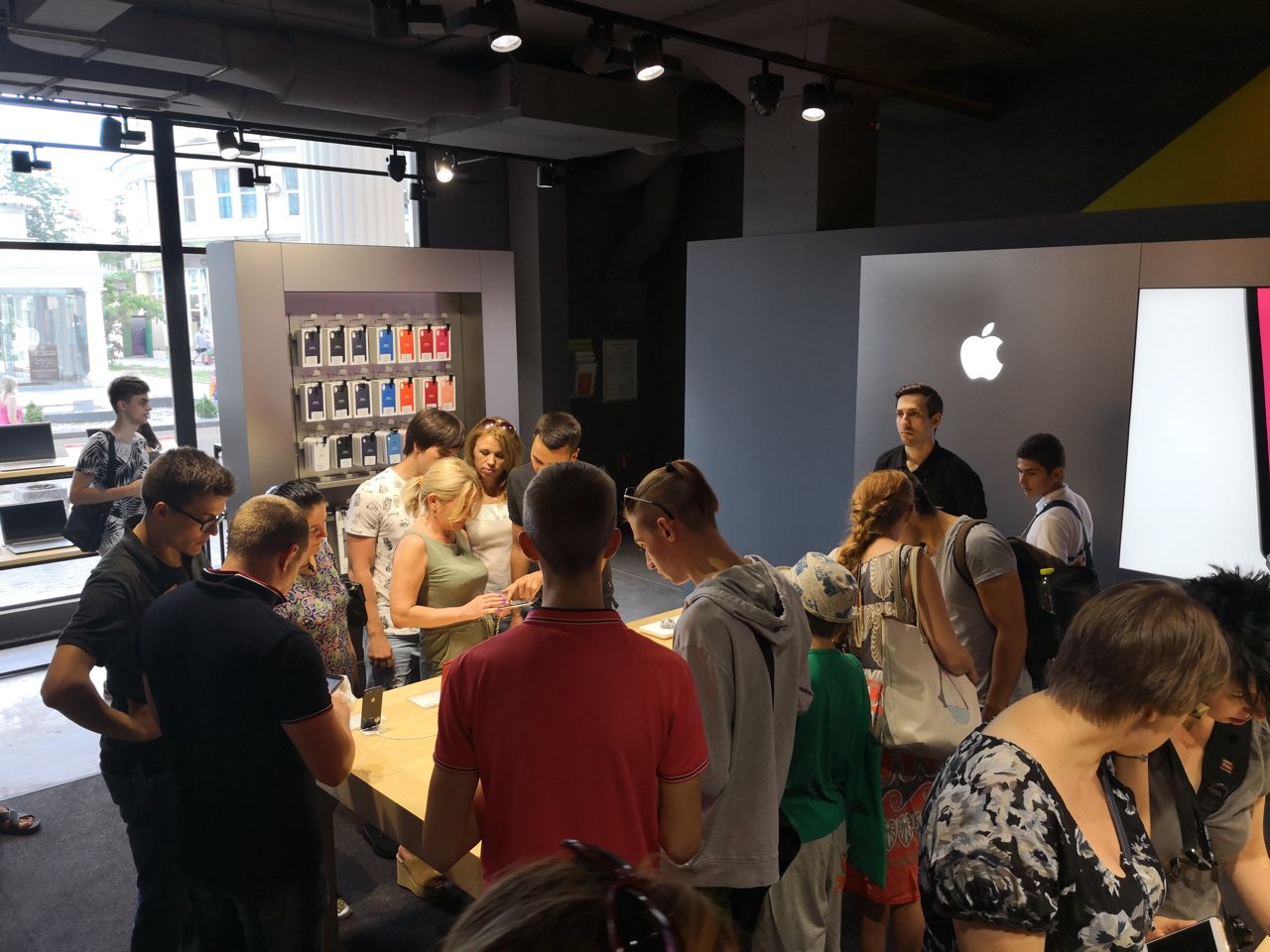 Apple Shop в Цитрусе своими глазами (фоторепортаж)-16
