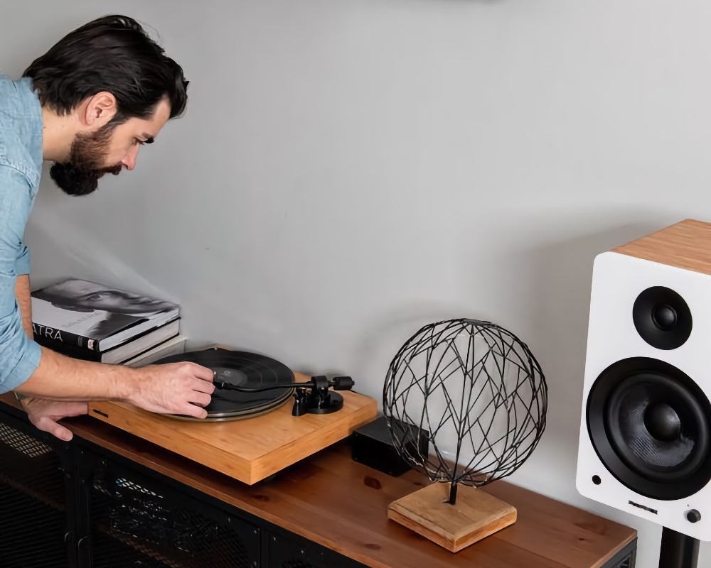 Comment connecter un tourne-disque vinyle à un système de haut-parleurs ?