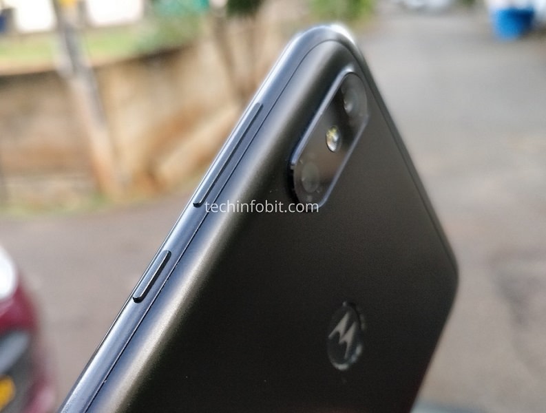 Moto-One-The-First-Ever-Motorola-Phone-With-Display-Notch-Real-Photos-Of-Moto-One-Leaked-techinfoBiT-6.jpg