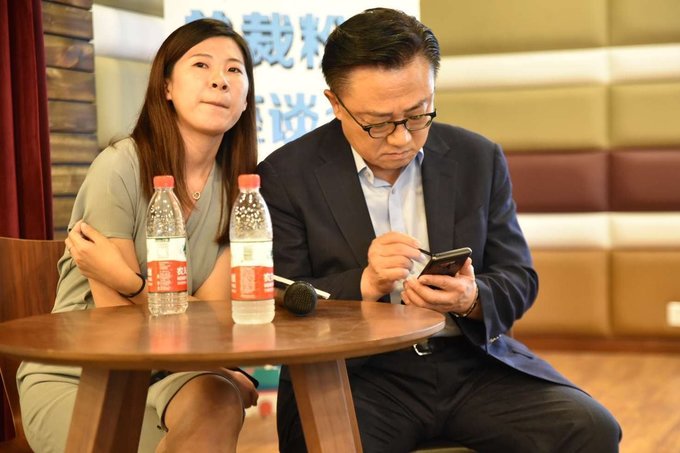 Samsungs-CEO-has-been-spotted-using-the-Galaxy-Note-9-in-public-1.jpg