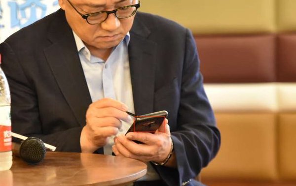 Samsungs-CEO-has-been-spotted-using-the-Galaxy-Note-9-in-public-2.jpeg