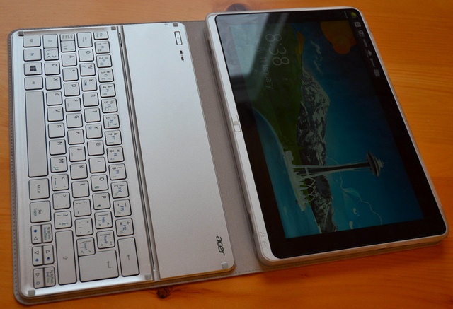 Начались поставки чехла-клавиатуры для планшета Acer Iconia W700-2