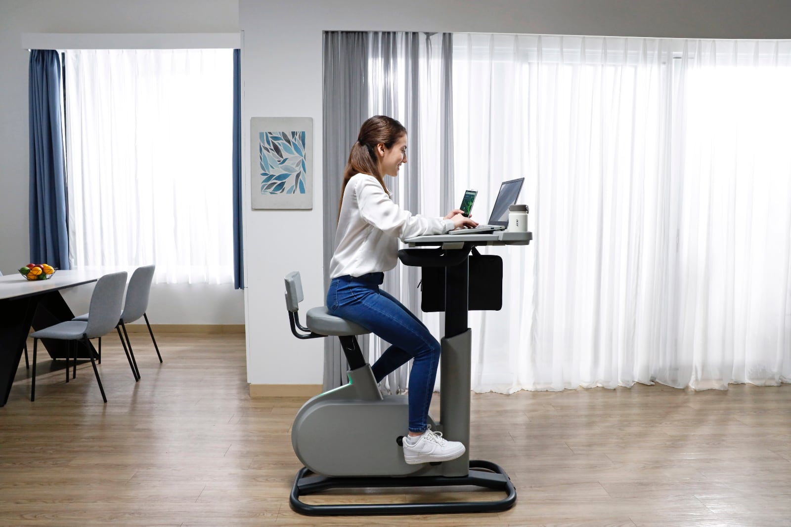 Acer przedstawia biurko rowerowe eKinekt BD 3. Przetwarza on energię z siły pedałowania rowerzysty na ładowanie laptopa.