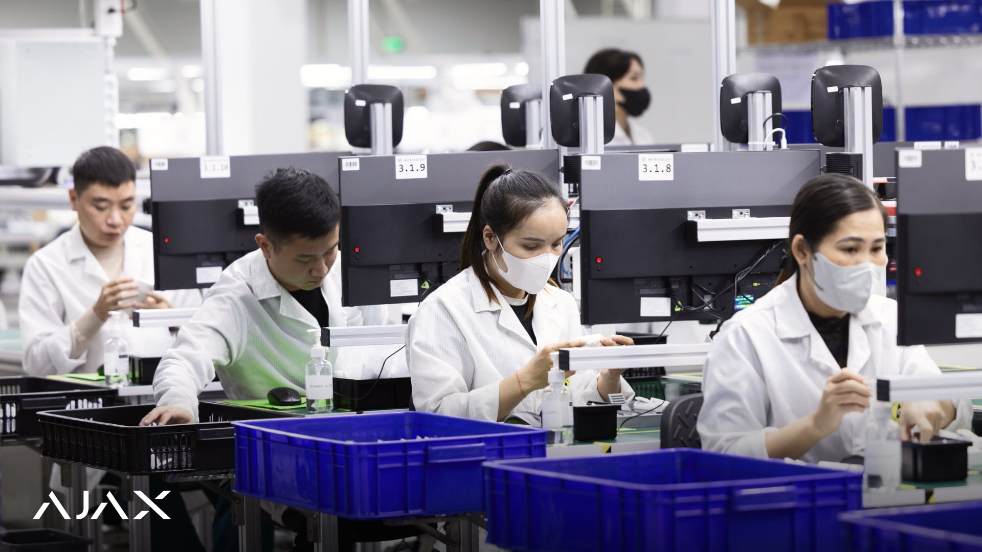 Співробітники на заводі AJAX Systems у В'єтнамі