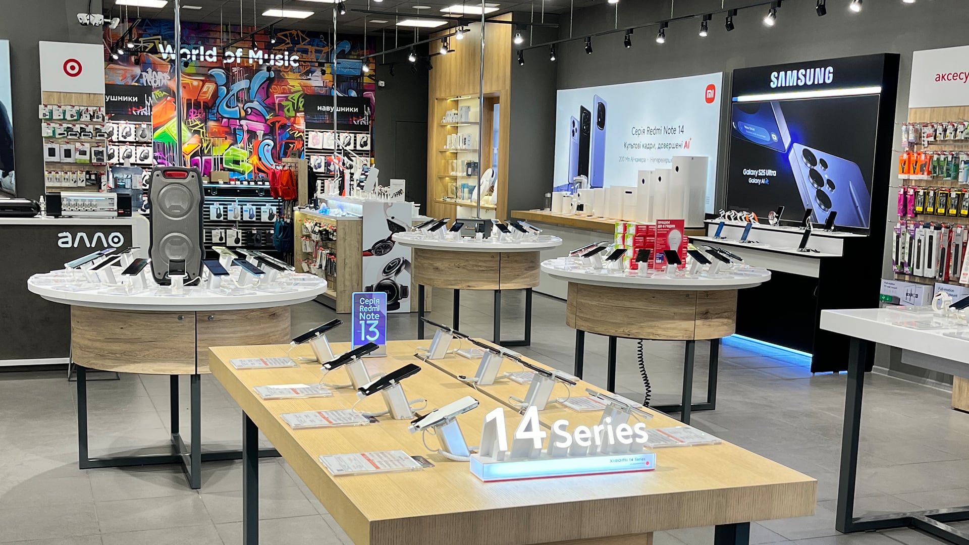 Клиенты тестируют аудиотехнику