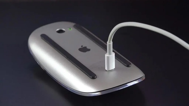 Ladeprosessen for den nåværende Magic Mouse-modellen