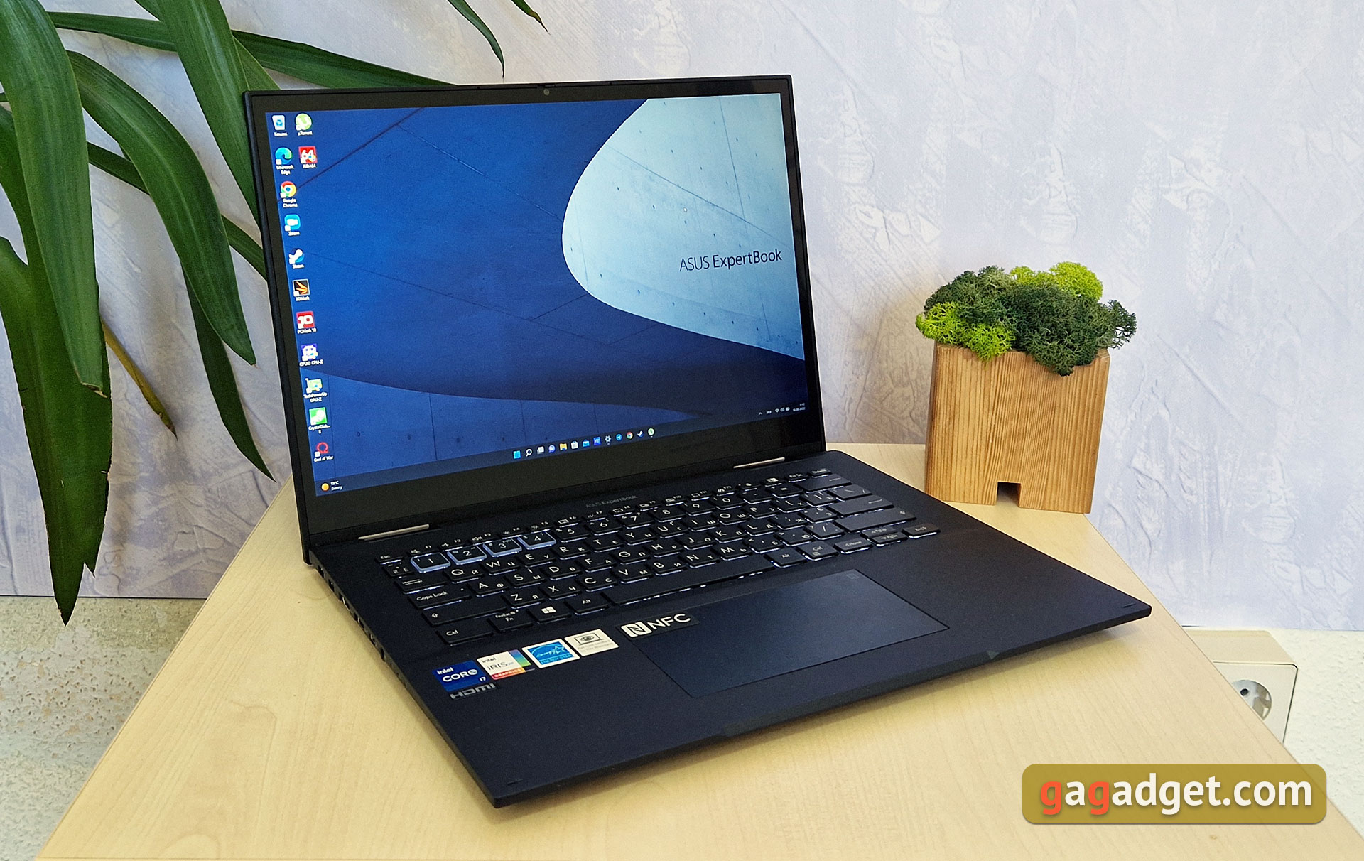 Test du ASUS ExpertBook B7 Flip (B7402FEA): un ordinateur portable d'entreprise phare avec un boîtier robuste