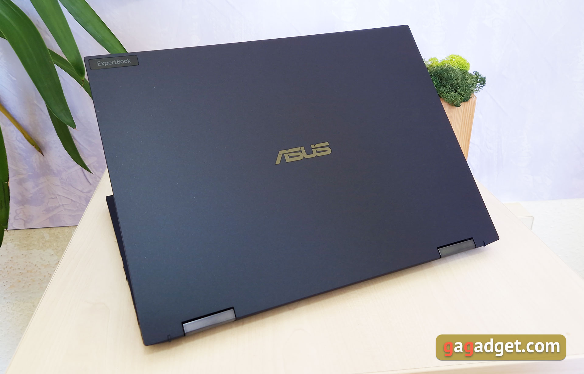 Test du ASUS ExpertBook B7 Flip (B7402FEA): un ordinateur portable d'entreprise phare avec un boîtier robuste-7