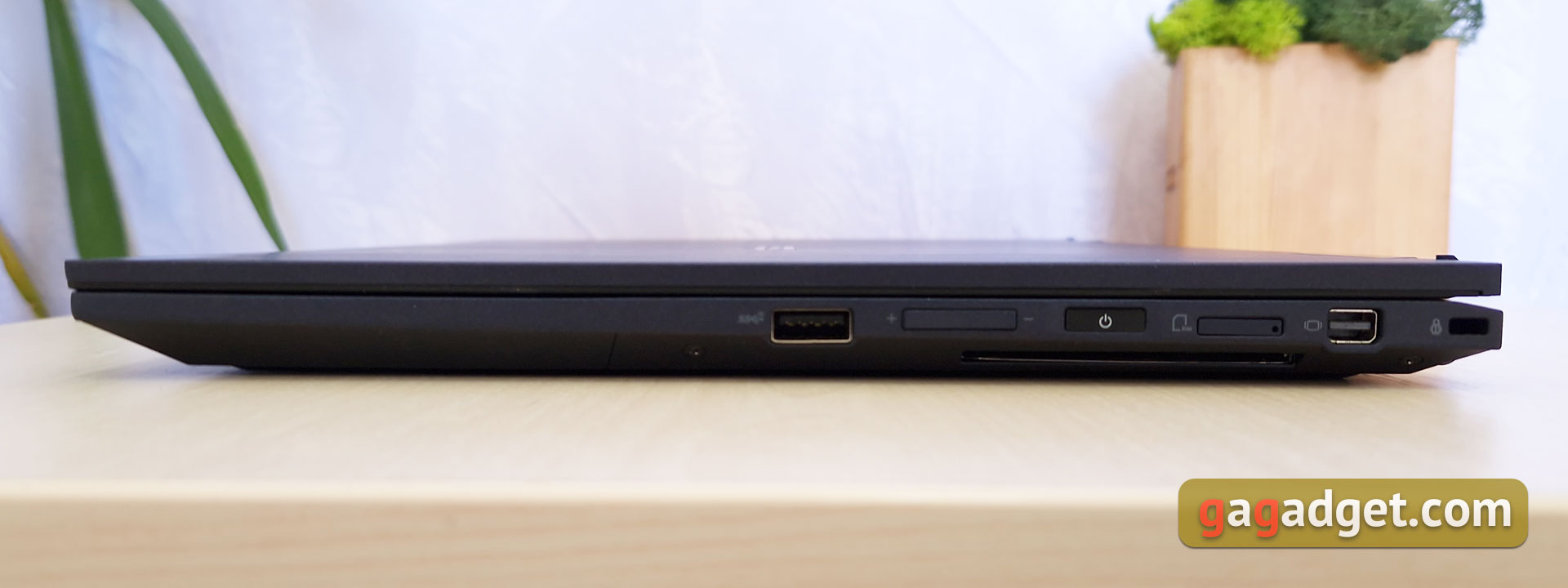Test du ASUS ExpertBook B7 Flip (B7402FEA): un ordinateur portable d'entreprise phare avec un boîtier robuste-9