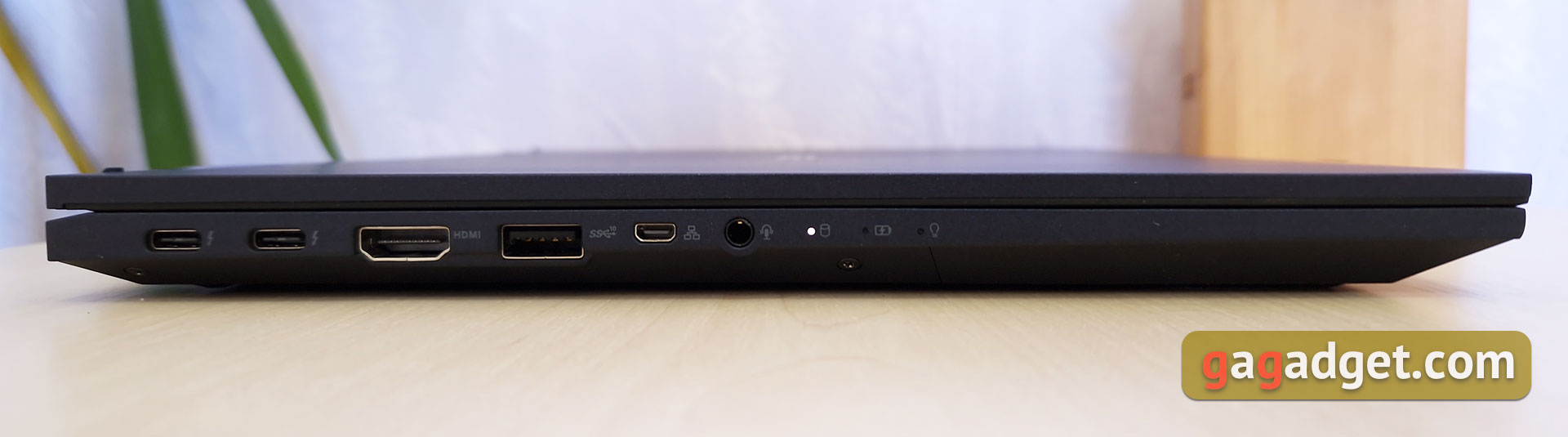 Revisión de ASUS ExpertBook B7 Flip (B7402FEA): un portátil empresarial insignia con una carcasa resistente-10