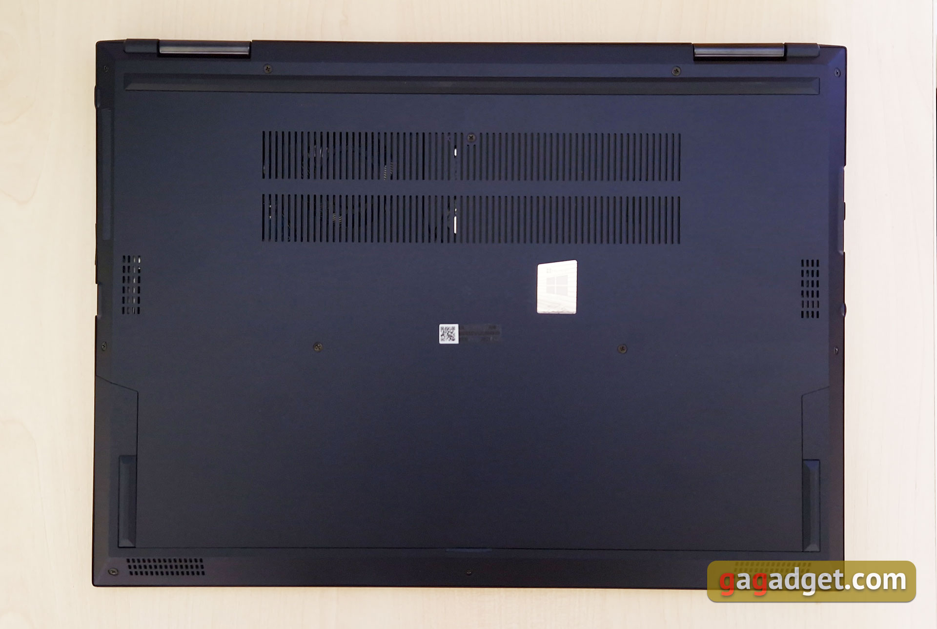 Test du ASUS ExpertBook B7 Flip (B7402FEA): un ordinateur portable d'entreprise phare avec un boîtier robuste-13