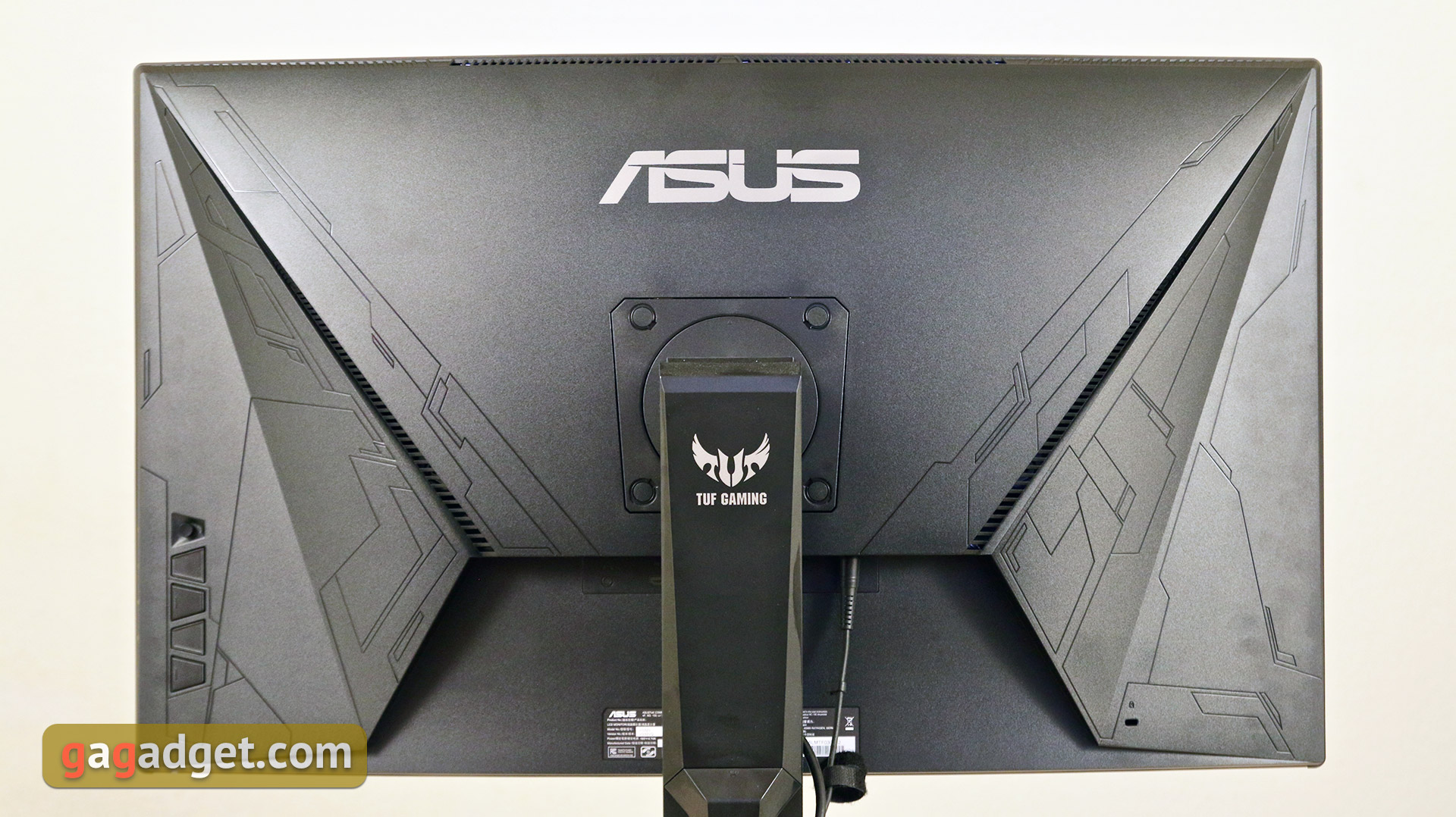 Przegląd ASUS TUF Gaming VG32VQ: zakrzywiony monitor do gier z VA-matryca 144 Hz  i przyjemną wartością-9