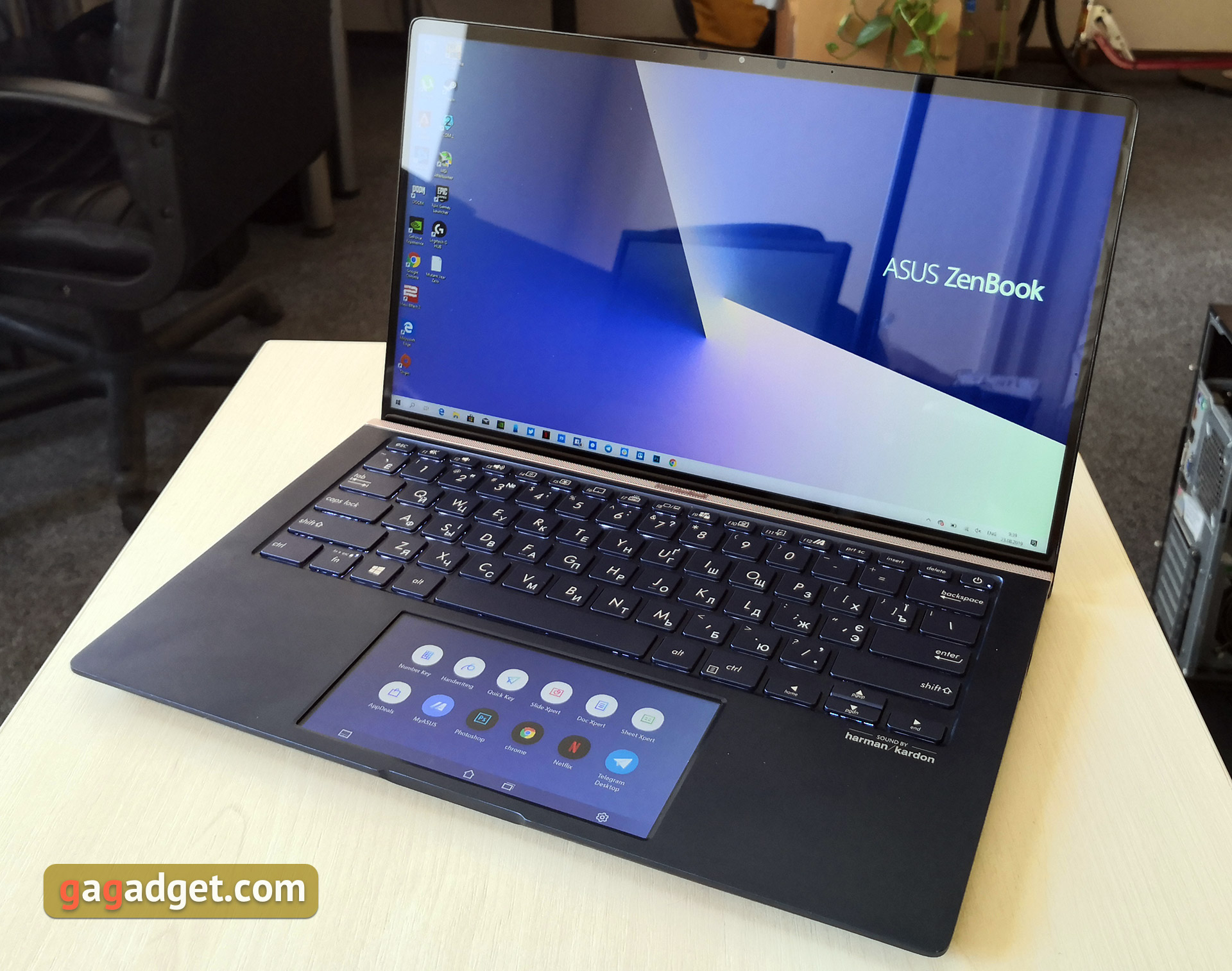 Asus ZenBook 14 UX434FN Looks Back: Ultraportable Touchscreen Laptop Replaces Touchpad-2 