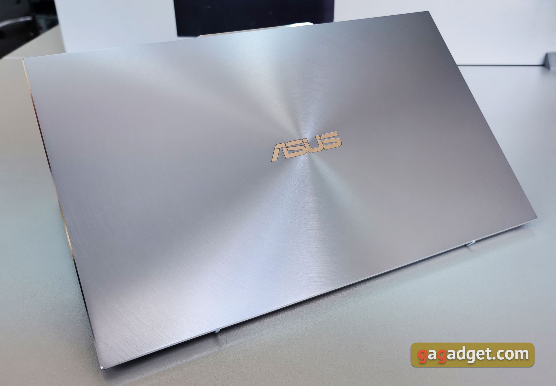 Обзор ASUS ZenBook S13: флагманский безрамочный ультрабук с обратной "монобровью"-8