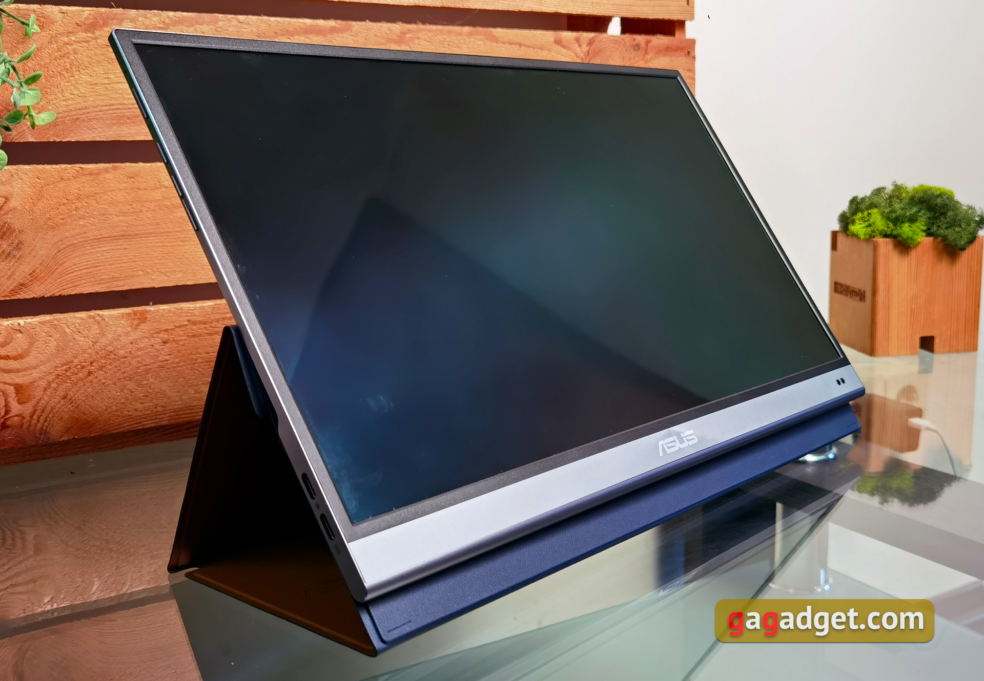 Critique du moniteur portable ASUS ZenScreen OLED MQ16AH avec une matrice  OLED lumineuse et un boîtier métallique fin