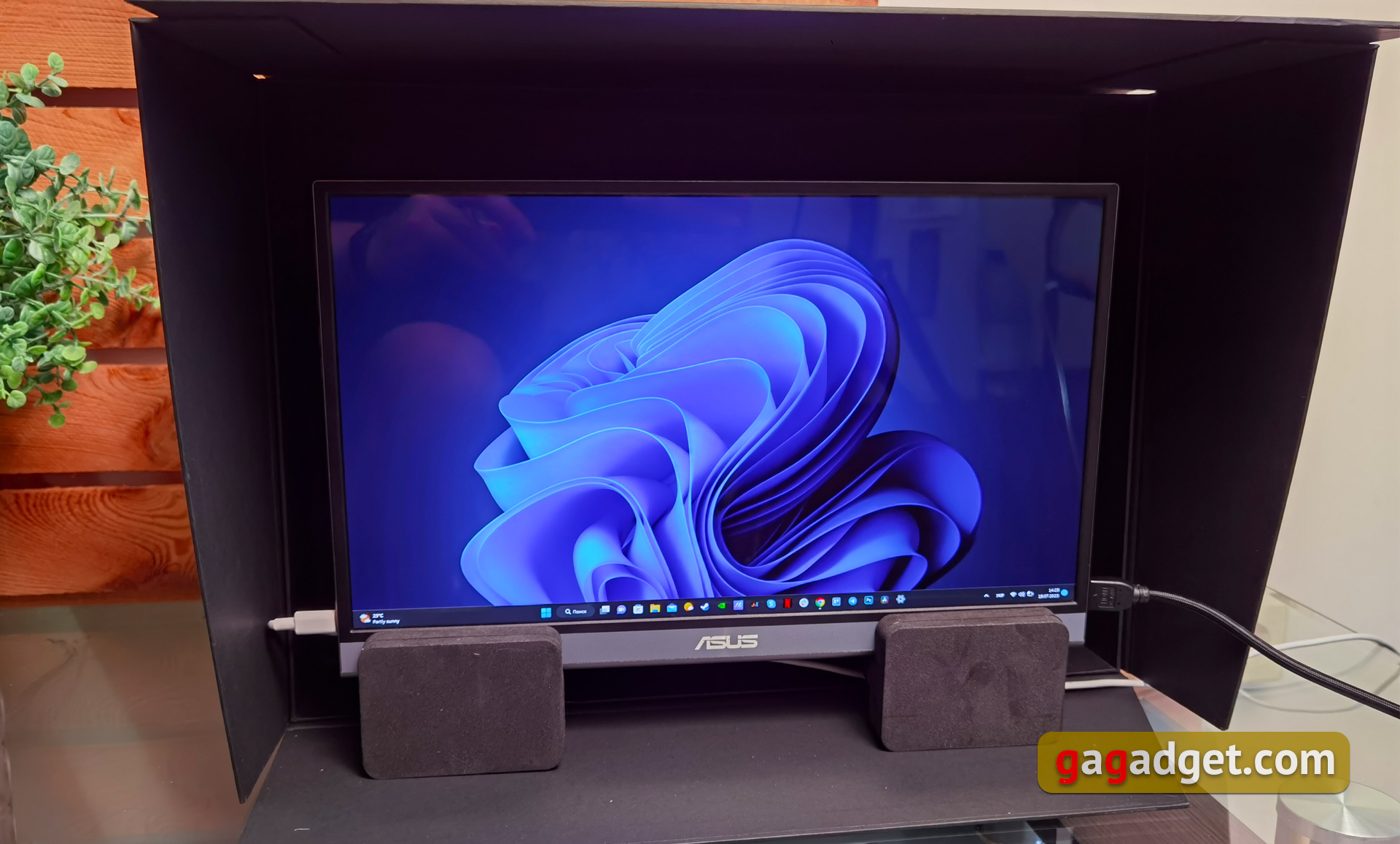Review of the ASUS ZenScreen OLED MQ16AH portable monitor with a bright  OLED matrix and a thin metal case